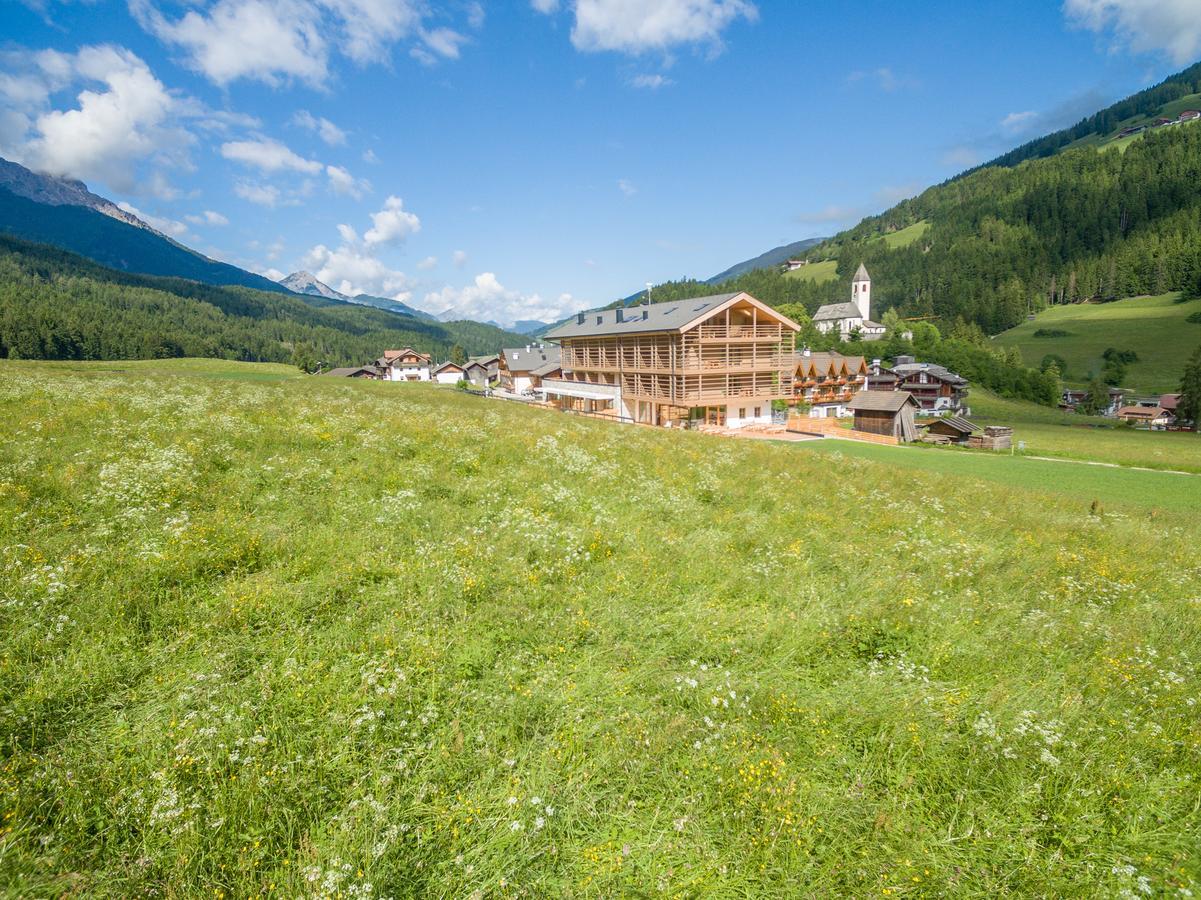 JOAS natur.hotel.b&b San Candido Bagian luar foto