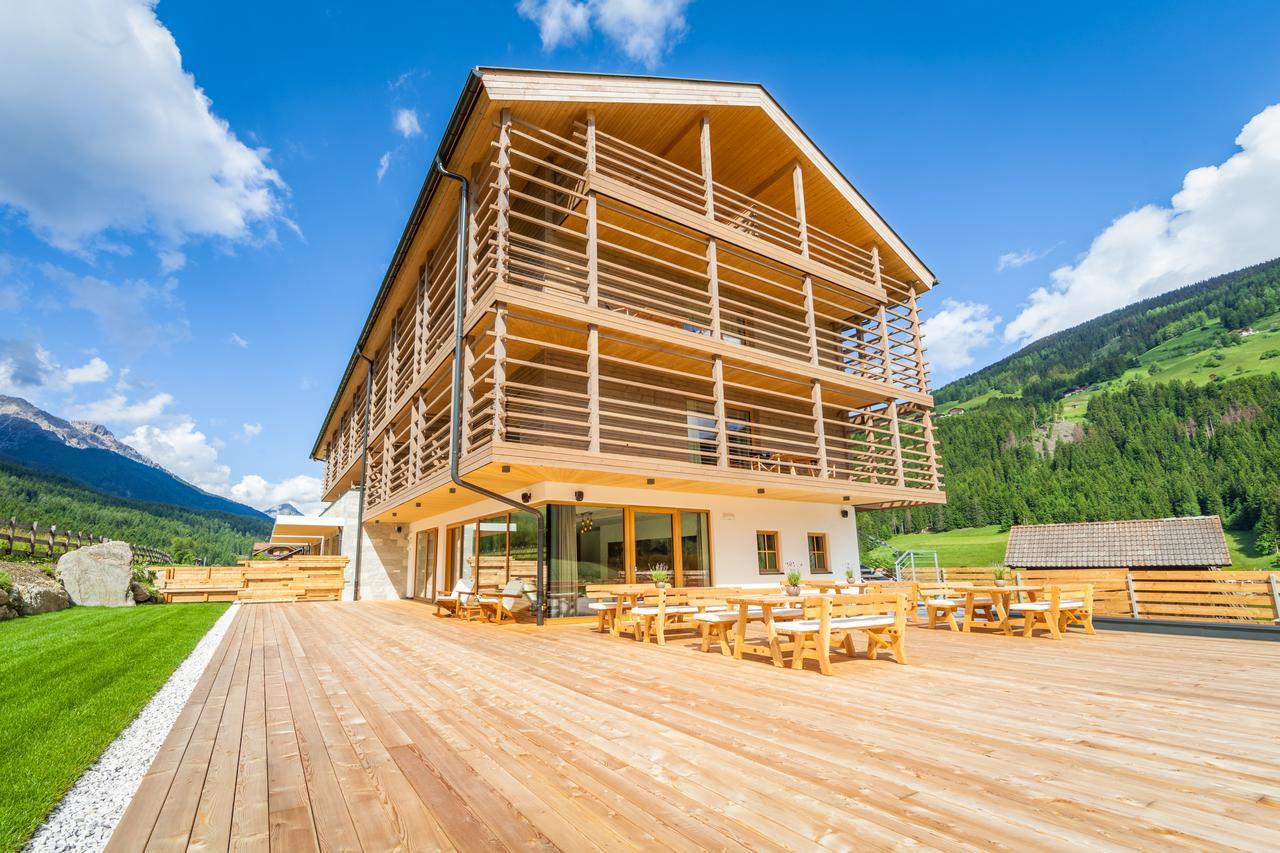 JOAS natur.hotel.b&b San Candido Bagian luar foto