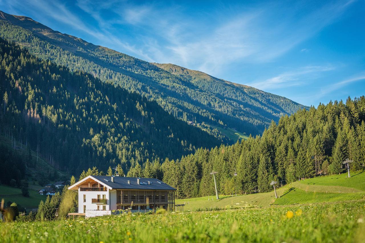 JOAS natur.hotel.b&b San Candido Bagian luar foto
