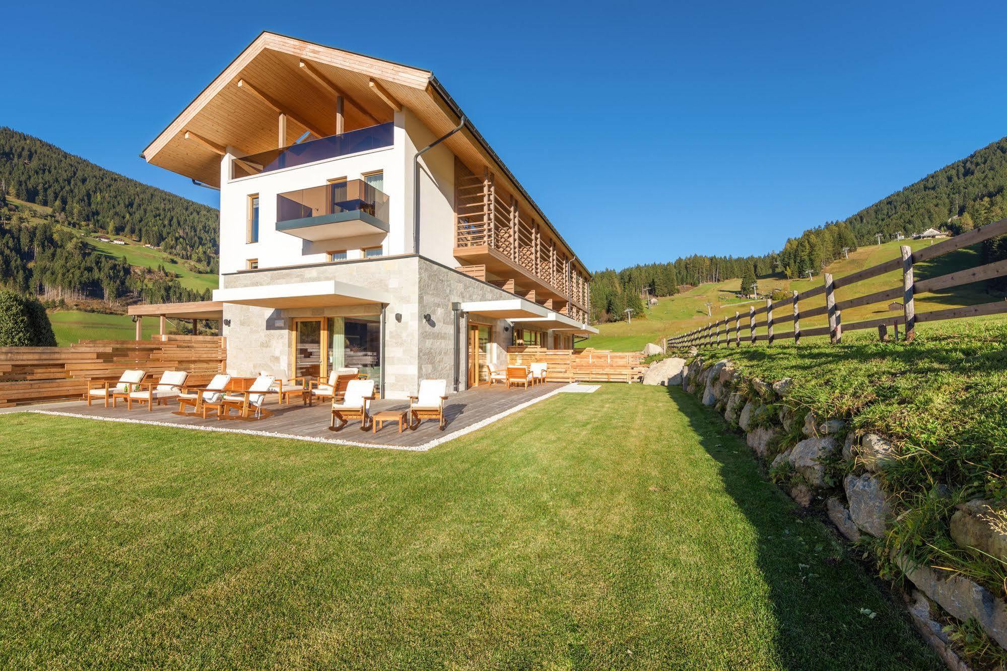 JOAS natur.hotel.b&b San Candido Bagian luar foto